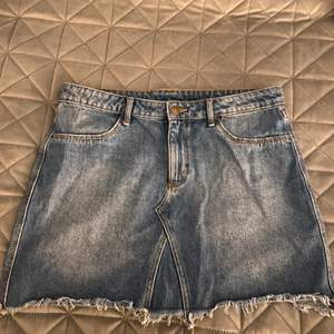 Kort jeanskjol från H&M, använd en sommar. 