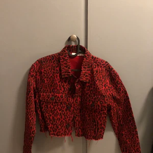 Croppad jeansjacka - As ball croppad jeansjacka från NAKD i rött leopardmönster, storlek 36. Aldrig använd 