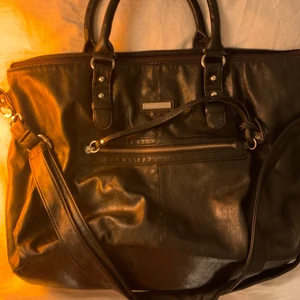 Väska - Mellanstor väska i märket Björn Borg! Köpt second hand, men aldrig använd av mig 💝💝 frakten ingår inte