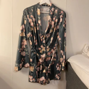 Jumpsuit, NA-KD, Strl 36 - Nästan oanvänd jumpsuit från NA-KD. Silkestyg gör att den är mjuk och bekväm. Normal passform.