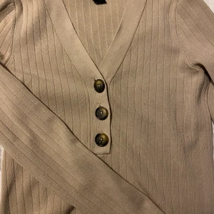 Långärmad tröja - En snygg långärmad tröja i beige. Har ett skönt och mjukt materialet som kan användas under alla årstider. Är i storlek S men är strechig och kan därför passa M och möjligtvis L. Kontakta vid frågor eller intresse💕