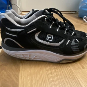 Fila skor - Retro FILA skor, Skit cola, okej skick. Säljs pga de inte kommer till användning. Frakt tillkommer ✨