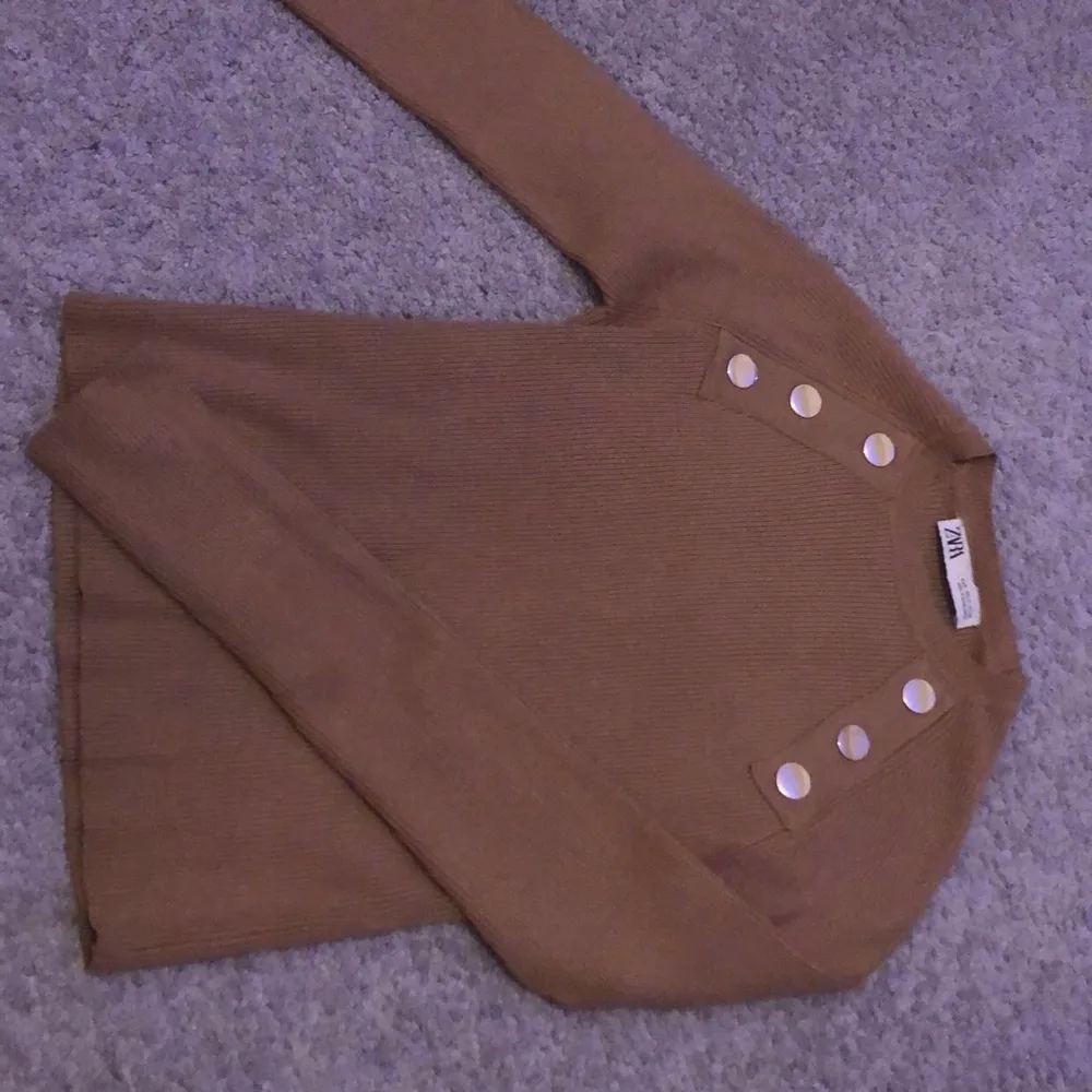 Stickad tröja, brun, väldigt varm och endast använt en gång.. Tröjor & Koftor.