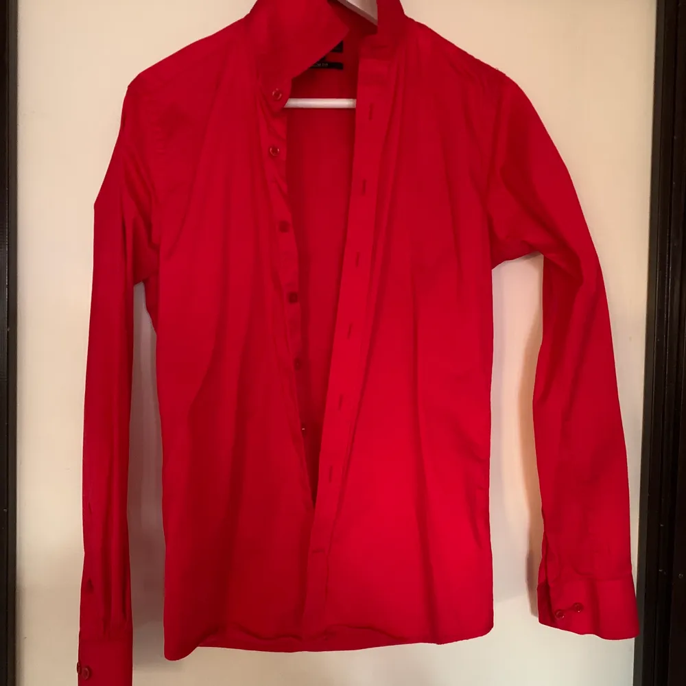 Röd skjorta, använd en gång, från dressman. Storlek S slim fit. Skjortor.