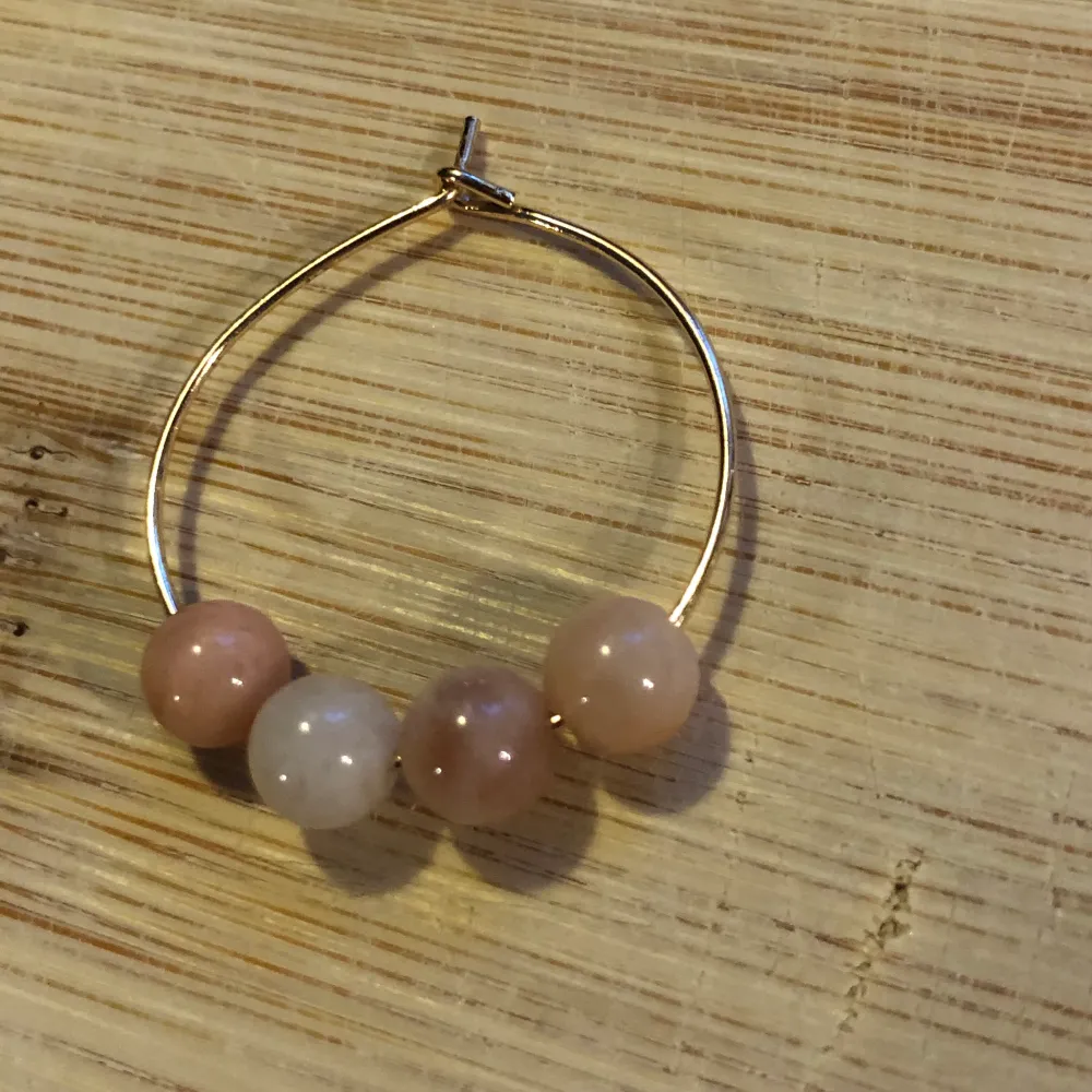 Handgjorda guldiga mini-hoops med äkta solsten 💖 super söta och minimalistiska 🥰 betalning via swish . Accessoarer.