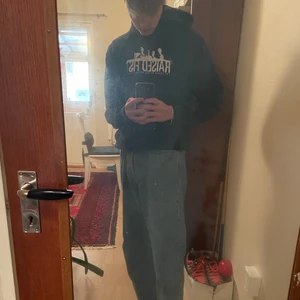 Raised Fist-tröja storlek S - Snygg merch-luvtröja. Säljer eftersom jag typ hört en låt av raised fist och jag är emot att bära en tröja med ett band man inte lyssnar på så därför. Saknar sånnadära snören till luvan ifall det är något viktigt.