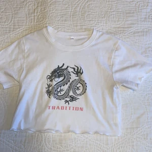 topp - Säljer denna jättesöta vita toppen med en drake på i storlek M eftersom den tyvärr inte kommer till användning. Använd 1 gång, den är i superfint skick och är precis som ny. Säljer den för 60 kr + frakt💞