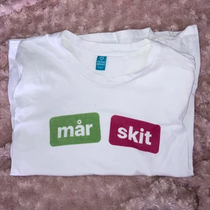 Torbjörn Averås Skorup merch - T-shirt i dammodell från Torbjörn Averås Skorup. Ikoniskt motiv som du exempelvis kan bära en bakisdag eller om du har spex i skolan😎🤪