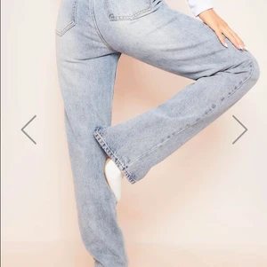 Raka jeans med slits  - Jättefina raka jeans med en slits längst ner. Byxorna är aldrig använda då de är för tajta för mig upptill. De är högmidjade och inte i stretch material.  De är i size 8 vilket ungefär motsvarar 36 men de är väldigt tajta i modellen☺️