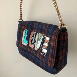 Beck Søndergaard väska  - I nyskick då den endast använts ett fåtal gånger. Unik design/mönster/tryck pga inköpt i Amsterdam. Nypris ca 800 kr.