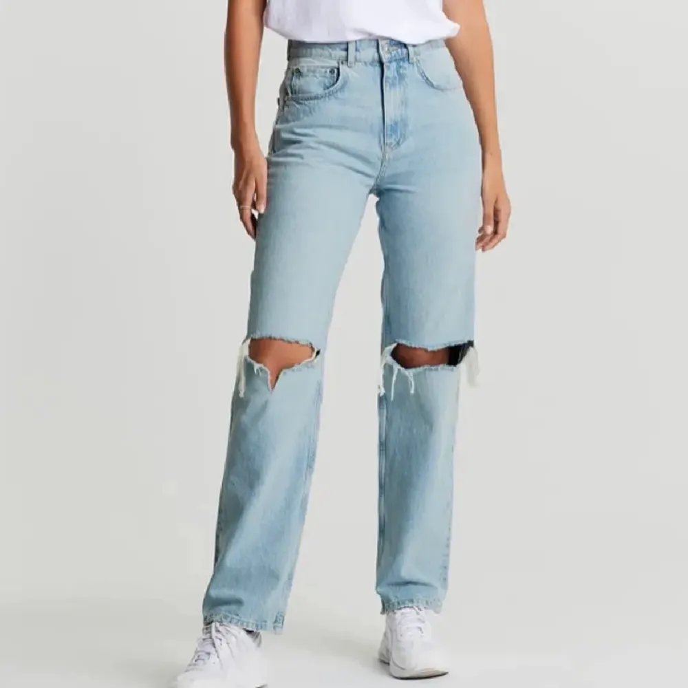 Säljer mina jeans från den populära 90s kollektionen från ginatricot! De är tyvärr för små för mig så de har kommit till användning någon enstaka gång☺️ . Jeans & Byxor.