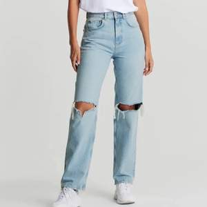Säljer mina jeans från den populära 90s kollektionen från ginatricot! De är tyvärr för små för mig så de har kommit till användning någon enstaka gång☺️ 