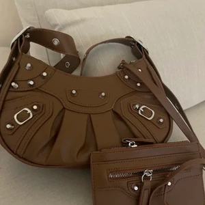 Väska - Säljer denna väska pga inte min stil som är köpt från ett instaföretag, helt oanvänd. Nypris 849kr. Inte mina bilder