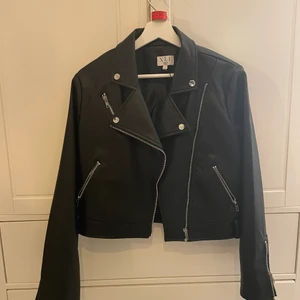 Skinnjacka  - I väldigt bra skick då den nästan aldrig kommit till användning. Köparen står för frakten 