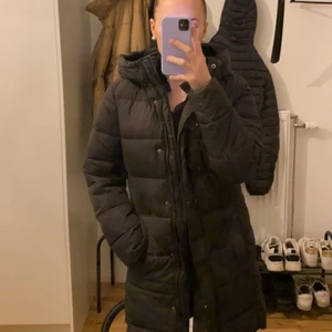 Lång vinterjacka - Lång vinterjacka från HM, fint skick. Storlek XS