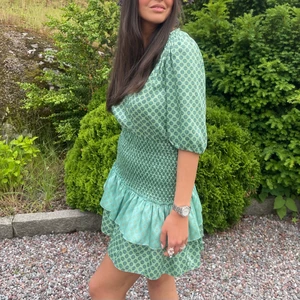 Sandro Paris klänning  - Säljer denna superfina och eftertraktade Sandro klänningen, storlek 36. Klänningen är i nyskick! Nypris 3000kr, jag säljer den för 2000kr💚💚💚