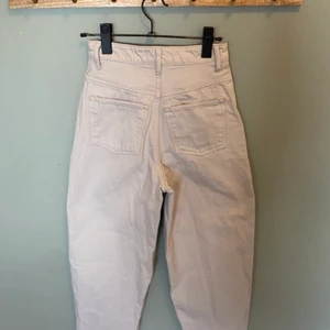 Vida jeans från h&m trend vita beige 32 - Vida jeans från hm strl 32. Fint skick!