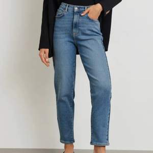 Säljer mina oanvända mom jeans från Gina Tricot, om du vill ha fler bilder eller har några frågor är det bara att höra av sig!💕 Nypris är 500kr.