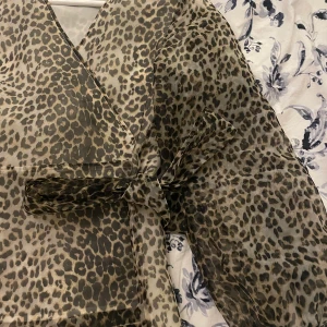 Långärmad blus - Väldigt fin blus från NA-KD  som tyvär inte kommer till användning längre. Den är knappt använd och inga defekter finns. Storlek 36.