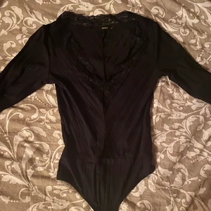 Svart body - Säljer denna svarta body från Only. Den har spetsdetaljer bland annat på slutet av ärmarna som även är trekvartslånga. Kan mötas upp i Stockholm eller skicka. Köparen står för frakten 💗