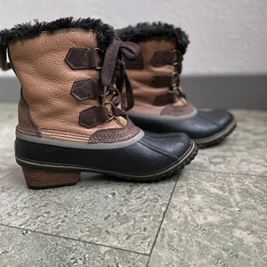 Sorel kängor Stl: 37 (limited edition) - Limited edition Sorel med klack.  Strl: 37  Material:  Läder (beige/bruna delen) impregnerat och välskött.  Gummi (svarta delen) Fodrade inuti.  Brunt snöre.   Använt Max 5 gånger, stora på mig.  