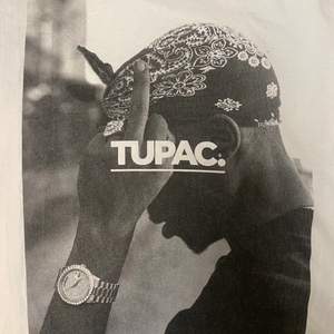 Säljer denna ur coola t shirt med tryck på artisten 2pac! Hur cool som helst och passar till nästan allt! Köptes för 250kr och säljs för 100kr (+frakt). Den sitter som en S/M och det är inte slim fit! Inte använd på ett väldigt långt tag så den är i fint skick fortfarande🎙🖤