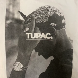 Tupac T-shirt  - Säljer denna ur coola t shirt med tryck på artisten 2pac! Hur cool som helst och passar till nästan allt! Köptes för 250kr och säljs för 100kr (+frakt). Den sitter som en S/M och det är inte slim fit! Inte använd på ett väldigt långt tag så den är i fint skick fortfarande🎙🖤