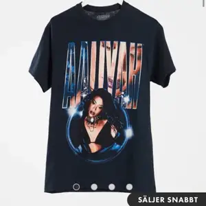 Säljer denna snygga T-shirt med Aaliyah på från Asos! Knappt använd. Köparen står för frakt💖