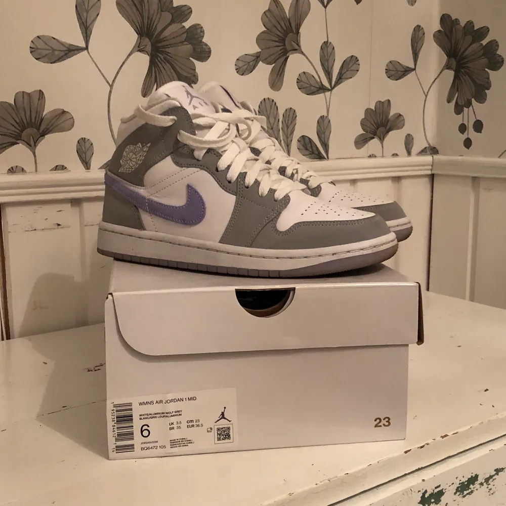 Säljer mina air jordans i wolf grey pga att de är för småa. Tre gånger använda, men är i gott skick🤩🤩. Skor.