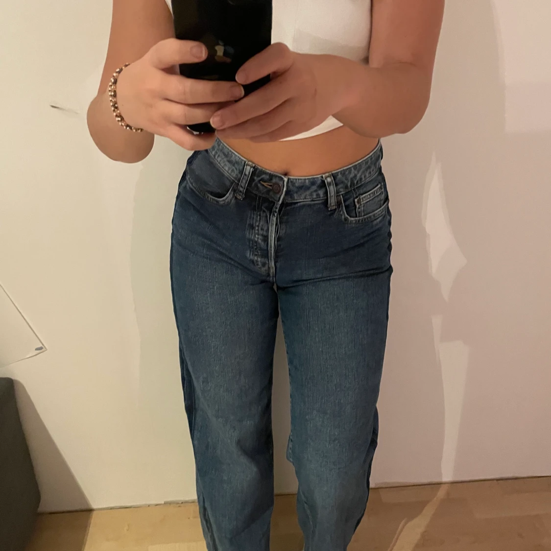 Mörkblåa vida jeans