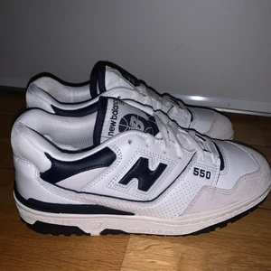 NEW BALANCE - NEW BALANCE navy blue. Storlek 39,5. Dock finns det ingen box eller kvitto från original köpet. Där emot är det helt nya och äkta. Köpte de på second hand men det är aldrig använda. Kom med bud! 