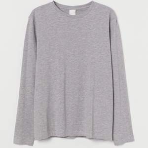 ❌lånad bild❌. Fin tunn och ”flowig” tröja från H&M. Världens bästa basplagg. Knappt använd strl S ❤️ fin gråmelerad färg som går med allt! 