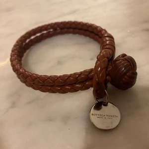 Bottega Veneta - ett fint brunt läder armband nästan i nyskick från Bottega Veneta, dustbag finns kvar.