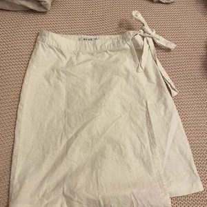 Knytkjol i linne - NA-KD