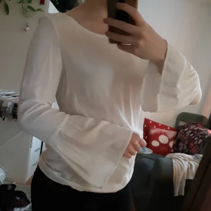 Vit blus - Säljer denna fina vita blus från Vero Moda då den inte kommer till användning. Tyget är något genomskinligt. Endast använd max två ggr. Fint skick!