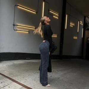 A-dsgn jeans  - Svarta jeans från A-dsgn. Endast använda 1 gång, säljer pga att de är lite stora på mig. *Första bilden är lånad* frakten är exkl. priset. Skriv vid intresse eller frågor💓 (nypris 699kr) (jag är 178 cm) 