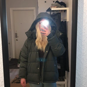 Grön pufferjacka - En fin och varm jacka från Lager 157. Säljs på grund av att jag ska flytta till Grekland, den är i fint skick och kan skickas om köparen står för frakten🌟