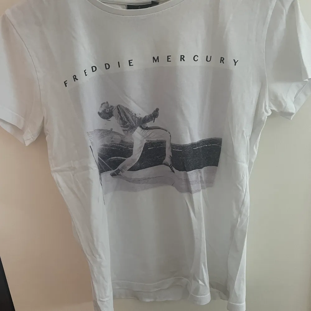 Säljer nu min Freddie mercury t-shirt! Minns inte vad jag köpte den för då den är slutsåld och inte går att köpa längre! Säljer billigt då jag behöver pengar och rensar mina kläder🥰 Jätte fint skick då den knappt är använd. T-shirts.