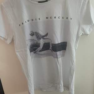 Säljer nu min Freddie mercury t-shirt! Minns inte vad jag köpte den för då den är slutsåld och inte går att köpa längre! Säljer billigt då jag behöver pengar och rensar mina kläder🥰 Jätte fint skick då den knappt är använd