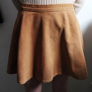 Manchesterkjol  - Senapsgul / orangebrun manchesterkjol från American Apparel. Nyskick