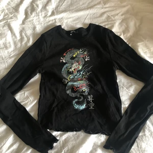 Långärmad med draktryck - Knappt använd, hör av er om ni vill ha fler bilder eller frågor❤️