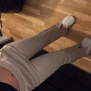 Begie kostymbyxor  - Fina begie kostymbyxor/mjukis använd ungefär 2 gånger 