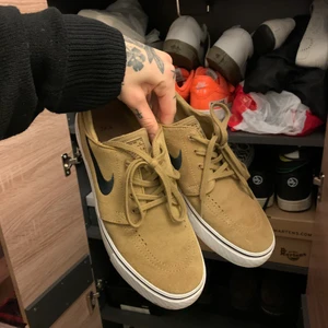 Nike sneakers - För små tyvärr. 