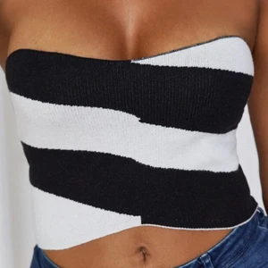 Svartvit topp - Säljer denhär toppen pga den inte används! Jättefin, skönt material! 