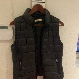 Svart väst💕 - Svart väst från mango köpt för 2 år sedan. Använt en del men fortfarande sjukt bra kvalite! Köpt för 300kr. storlek xs men passar upp till M