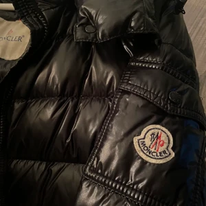 Moncler  - Moncler strl 3 (small) svart, något matt. Inköpt 2018. Kvitto finns ej 