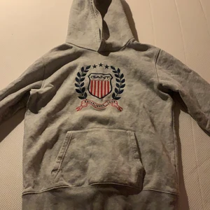 Gant hooide  - En ny Gant hooide helt ny köptes för 600kr säljer för 150kr skick 8/10 för killar och tjejer 