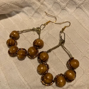 Trä örhängen  - Örhängen med trä och guld pärlor!