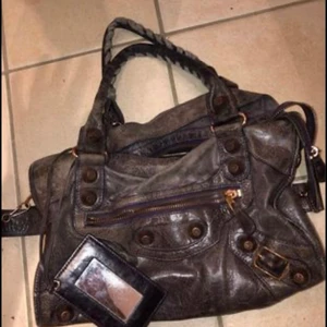 Äkta balenciaga väska unik/ovanlig färg  - Så fin väska från balenciaga. Unik färg. Fått beröm för den på stan och på NK. Klor i Paris för ca 4-5 år sedan. Jag har använt den en hel del men dessa dyra märkesväskor håller sig fina väldigt länge 