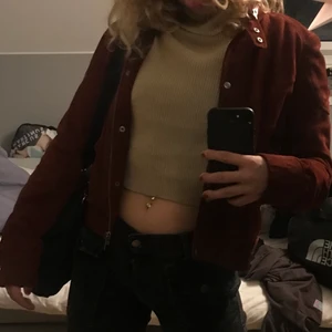 Mörkröd cropped jacka i läder/mocka - Croppad mörkröd jacka i mocka/läder i bra skick med dragkedjor. Riktigt cool och mysig färg som jag önskar att jag passade bättre i:/ Hoppas iallafall att den kan få sitta snyggt på en ny köpare, funkar för s, xs, 34 & 36. Möts gärna upp i Stockholm annars står köparen för frakten! 🙌